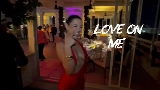 Video küçük resmi Love On Me