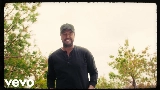 Video küçük resmi Country And She Knows It